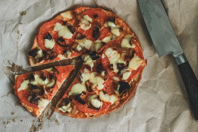 Полезная диетическая пицца с сыром и грибами