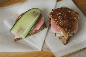 полезный сэндвич с домашним хлебом